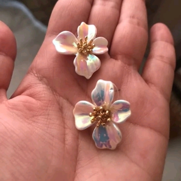 💖2/$30 Boho Gold white Daisy Flower dainty iridescent Stud cottagecore earrings - Picture 12 of 16